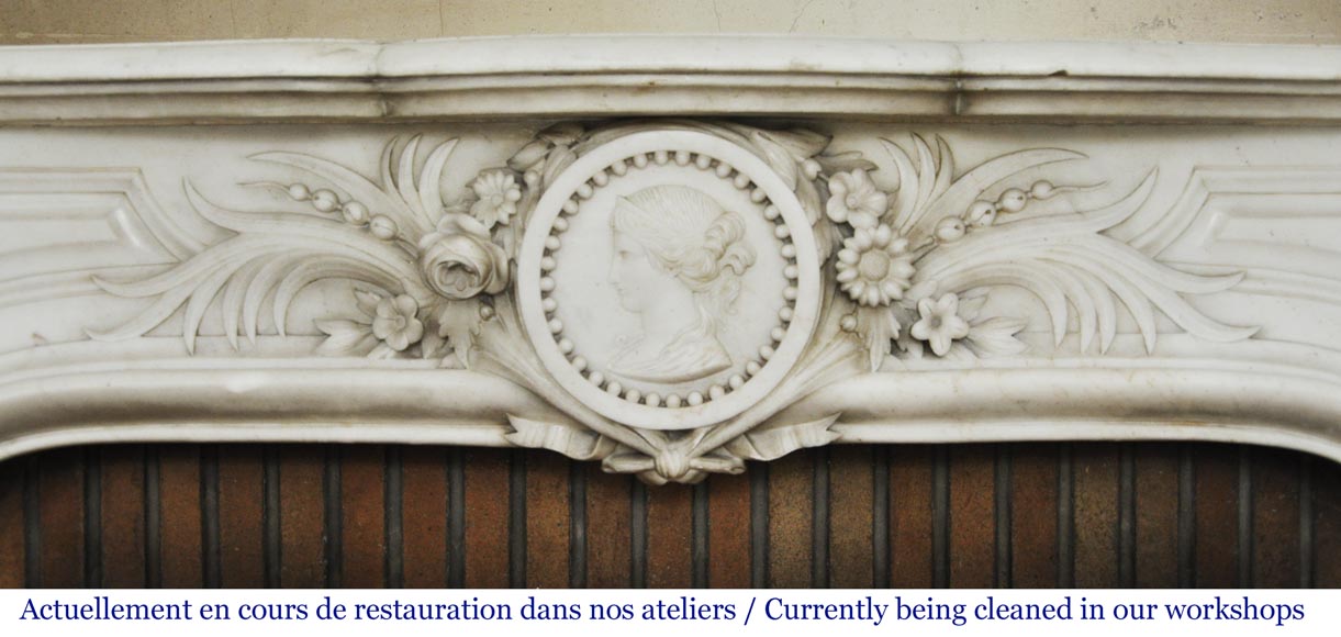 Cheminée ancienne Napoléon III en marbre demi statuaire, à décor de profil de femme dans un médaillon perlé Cheminée ancienne Napoléon III en marbre demi statuaire, à décor de profil de femme dans un médaillon perlé-1