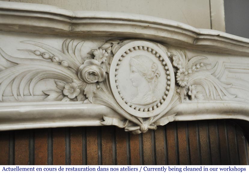 Cheminée ancienne Napoléon III en marbre demi statuaire, à décor de profil de femme dans un médaillon perlé Cheminée ancienne Napoléon III en marbre demi statuaire, à décor de profil de femme dans un médaillon perlé-2