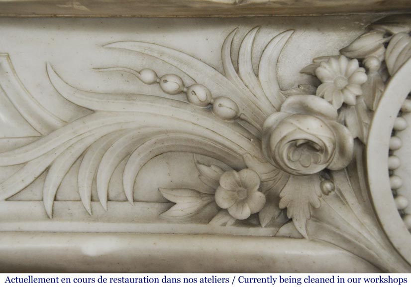 Cheminée ancienne Napoléon III en marbre demi statuaire, à décor de profil de femme dans un médaillon perlé Cheminée ancienne Napoléon III en marbre demi statuaire, à décor de profil de femme dans un médaillon perlé-4