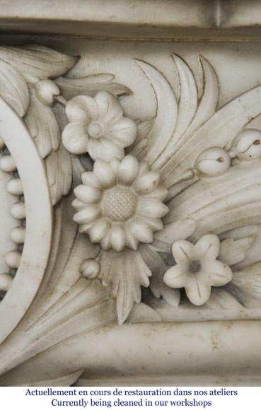 Cheminée ancienne Napoléon III en marbre demi statuaire, à décor de profil de femme dans un médaillon perlé Cheminée ancienne Napoléon III en marbre demi statuaire, à décor de profil de femme dans un médaillon perlé-5