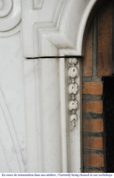 Cheminée ancienne Napoléon III en marbre demi statuaire, à décor de profil de femme dans un médaillon perlé Cheminée ancienne Napoléon III en marbre demi statuaire, à décor de profil de femme dans un médaillon perlé-8