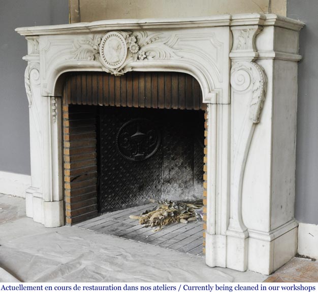 Cheminée ancienne Napoléon III en marbre demi statuaire, à décor de profil de femme dans un médaillon perlé Cheminée ancienne Napoléon III en marbre demi statuaire, à décor de profil de femme dans un médaillon perlé-10