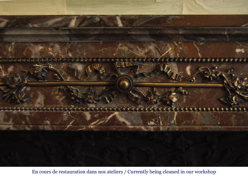 Cheminée ancienne de style Louis XVI à coins arrondis en marbre Rouge du Nord et ornements de bronze doré Cheminée ancienne de style Louis XVI à coins arrondis en marbre Rouge du Nord et ornements de bronze doré-1