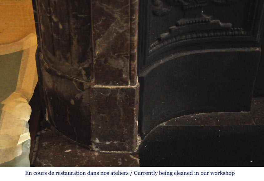 Cheminée ancienne de style Louis XVI à coins arrondis en marbre Rouge du Nord et ornements de bronze doré Cheminée ancienne de style Louis XVI à coins arrondis en marbre Rouge du Nord et ornements de bronze doré-5