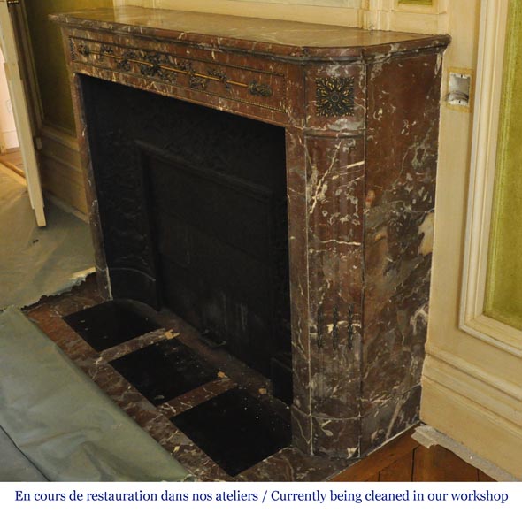 Cheminée ancienne de style Louis XVI à coins arrondis en marbre Rouge du Nord et ornements de bronze doré Cheminée ancienne de style Louis XVI à coins arrondis en marbre Rouge du Nord et ornements de bronze doré-6