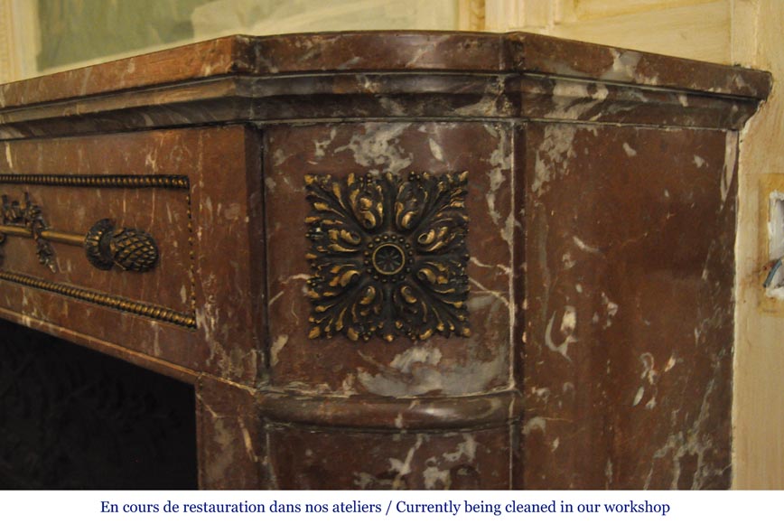 Cheminée ancienne de style Louis XVI à coins arrondis en marbre Rouge du Nord et ornements de bronze doré Cheminée ancienne de style Louis XVI à coins arrondis en marbre Rouge du Nord et ornements de bronze doré-7