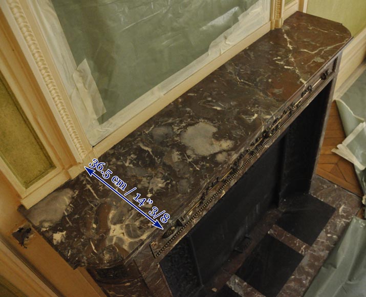 Cheminée ancienne de style Louis XVI à coins arrondis en marbre Rouge du Nord et ornements de bronze doré Cheminée ancienne de style Louis XVI à coins arrondis en marbre Rouge du Nord et ornements de bronze doré-10