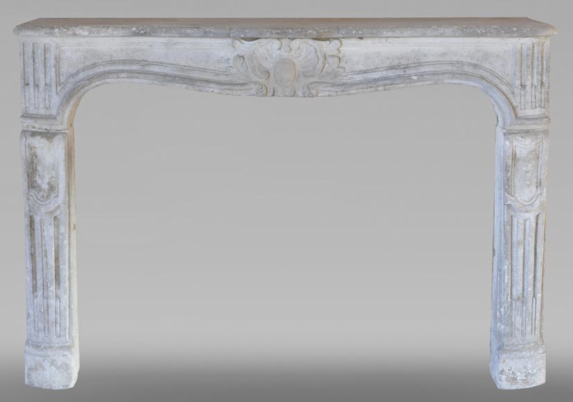 Cheminée d'époque Louis XV en pierre sculptée d'une coquille finement sculptée. Cheminée d'époque Louis XV en pierre sculptée d'une coquille finement sculptée.-0