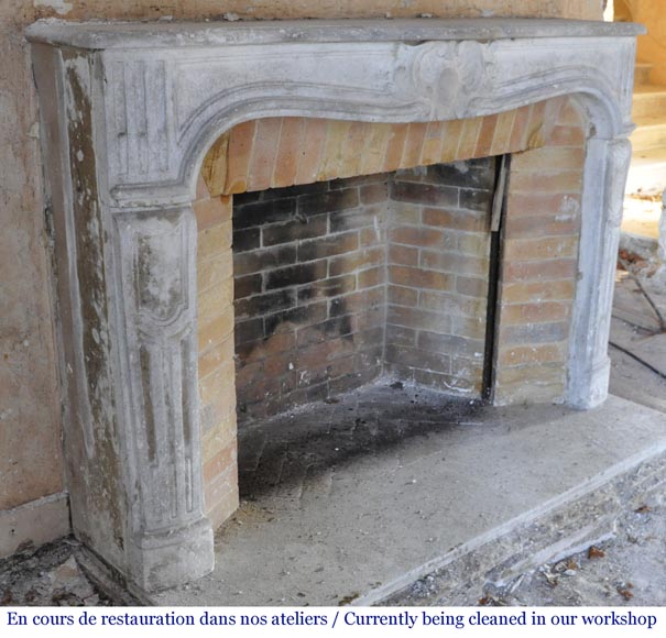 Cheminée d'époque Louis XV en pierre sculptée d'une coquille finement sculptée. Cheminée d'époque Louis XV en pierre sculptée d'une coquille finement sculptée.-3