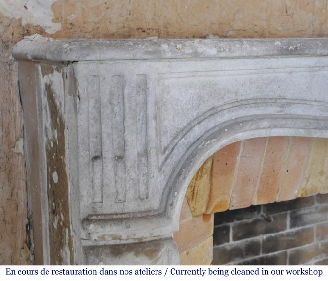 Cheminée d'époque Louis XV en pierre sculptée d'une coquille finement sculptée. Cheminée d'époque Louis XV en pierre sculptée d'une coquille finement sculptée.-4