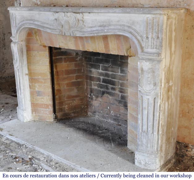 Cheminée d'époque Louis XV en pierre sculptée d'une coquille finement sculptée. Cheminée d'époque Louis XV en pierre sculptée d'une coquille finement sculptée.-7