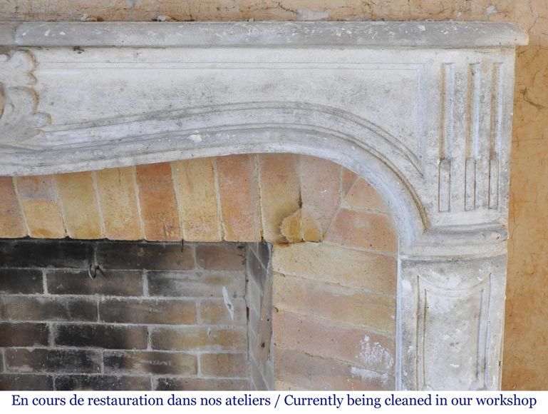 Cheminée d'époque Louis XV en pierre sculptée d'une coquille finement sculptée. Cheminée d'époque Louis XV en pierre sculptée d'une coquille finement sculptée.-8