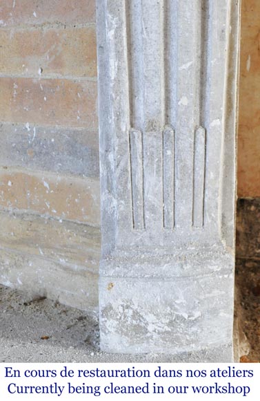 Cheminée d'époque Louis XV en pierre sculptée d'une coquille finement sculptée. Cheminée d'époque Louis XV en pierre sculptée d'une coquille finement sculptée.-9