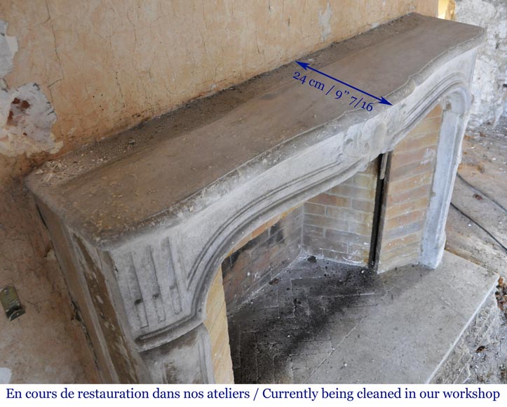 Cheminée d'époque Louis XV en pierre sculptée d'une coquille finement sculptée. Cheminée d'époque Louis XV en pierre sculptée d'une coquille finement sculptée.-10