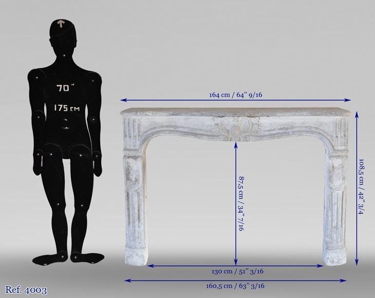 Cheminée d'époque Louis XV en pierre sculptée d'une coquille finement sculptée. Cheminée d'époque Louis XV en pierre sculptée d'une coquille finement sculptée.-11