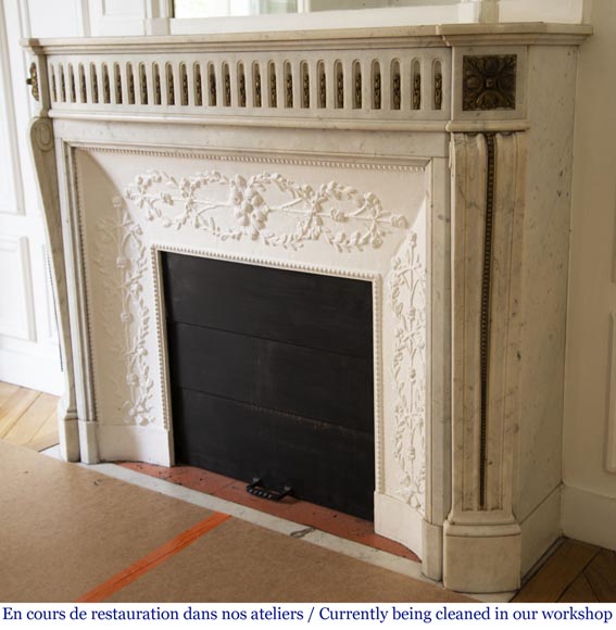 Cheminée ancienne de style Louis XVI en marbre de Carrare et ornementations de bronze Cheminée ancienne de style Louis XVI en marbre de Carrare et ornementations de bronze-5