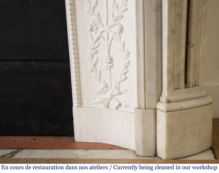 Cheminée ancienne de style Louis XVI en marbre de Carrare et ornementations de bronze Cheminée ancienne de style Louis XVI en marbre de Carrare et ornementations de bronze-7