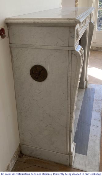 Cheminée ancienne de style Napoléon III en marbre de Carrare sculptée de feuilles de chêne Cheminée ancienne de style Napoléon III en marbre de Carrare sculptée de feuilles de chêne-2