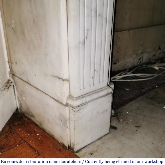 Cheminée ancienne de style Louis XVI aux rosettes en marbre Arabescato Cheminée ancienne de style Louis XVI aux rosettes en marbre Arabescato-4