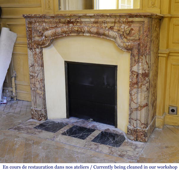 Cheminée ancienne de style Louis XIV à  Cheminée ancienne de style Louis XIV à