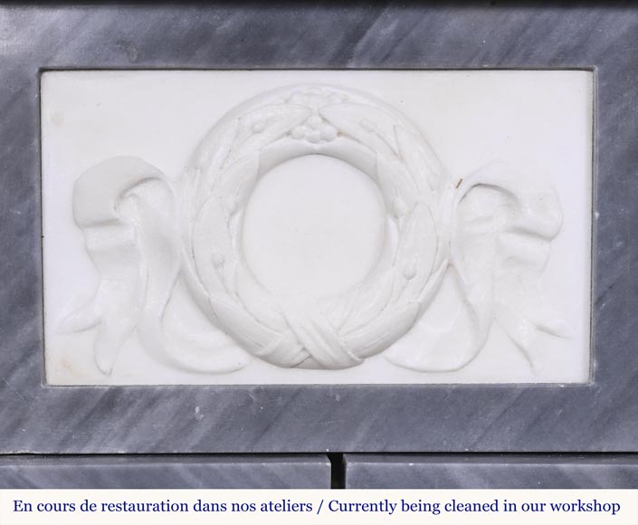 Cheminée de style Empire en marbre bleu turquin à colonnes en marbre statuaire Cheminée de style Empire en marbre bleu turquin à colonnes en marbre statuaire-5