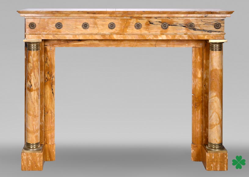 Cheminée de style Empire en marbre Jaune de Sienne à colonnes et rosaces en bronze doré Cheminée de style Empire en marbre Jaune de Sienne à colonnes et rosaces en bronze doré-0