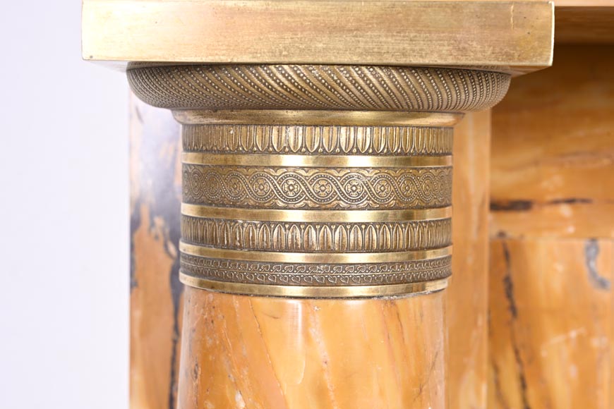 Cheminée de style Empire en marbre Jaune de Sienne à colonnes et rosaces en bronze doré Cheminée de style Empire en marbre Jaune de Sienne à colonnes et rosaces en bronze doré-5