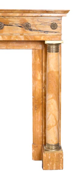 Cheminée de style Empire en marbre Jaune de Sienne à colonnes et rosaces en bronze doré Cheminée de style Empire en marbre Jaune de Sienne à colonnes et rosaces en bronze doré-7