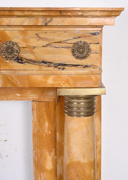 Cheminée de style Empire en marbre Jaune de Sienne à colonnes et rosaces en bronze doré Cheminée de style Empire en marbre Jaune de Sienne à colonnes et rosaces en bronze doré-8