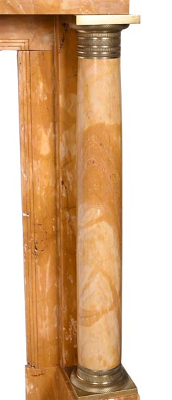 Cheminée de style Empire en marbre Jaune de Sienne à colonnes et rosaces en bronze doré Cheminée de style Empire en marbre Jaune de Sienne à colonnes et rosaces en bronze doré-9