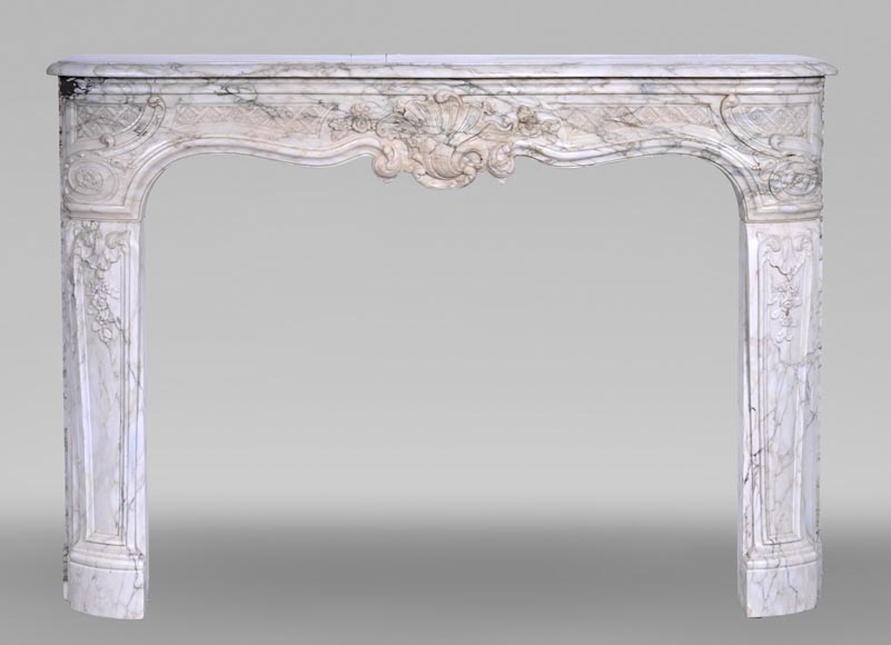 Cheminée d’époque Louis XV en marbre Calacatta au bandeau finement sculpté, XVIIIe siècle Cheminée d’époque Louis XV en marbre Calacatta au bandeau finement sculpté, XVIIIe siècle-0