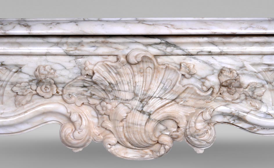 Cheminée d’époque Louis XV en marbre Calacatta au bandeau finement sculpté, XVIIIe siècle Cheminée d’époque Louis XV en marbre Calacatta au bandeau finement sculpté, XVIIIe siècle-1