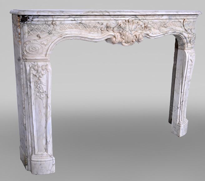 Cheminée d’époque Louis XV en marbre Calacatta au bandeau finement sculpté, XVIIIe siècle Cheminée d’époque Louis XV en marbre Calacatta au bandeau finement sculpté, XVIIIe siècle-6