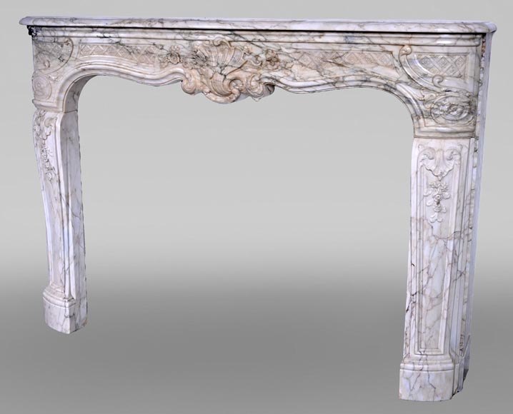 Cheminée d’époque Louis XV en marbre Calacatta au bandeau finement sculpté, XVIIIe siècle Cheminée d’époque Louis XV en marbre Calacatta au bandeau finement sculpté, XVIIIe siècle-7