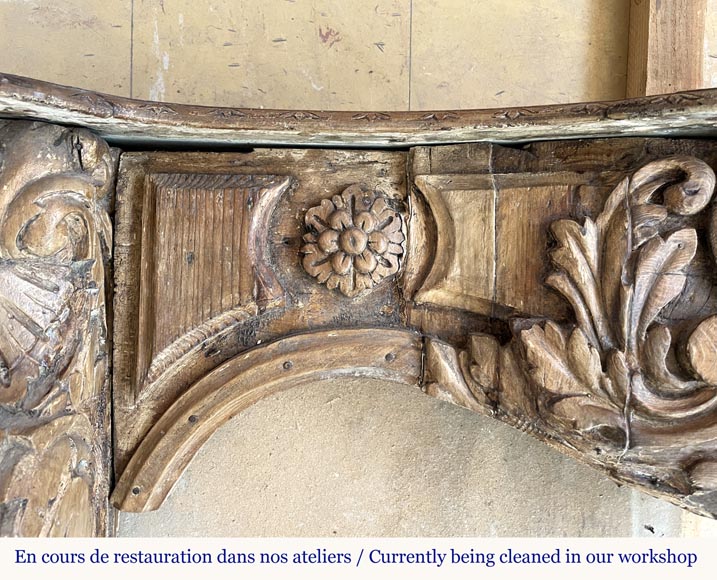 Cheminée ancienne en bois d'époque Louis XV richement sculptée Cheminée ancienne en bois d'époque Louis XV richement sculptée-2