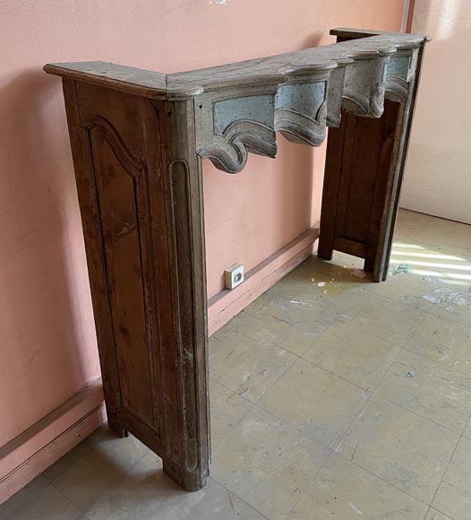 Cheminée d'époque Louis XV en chataignier avec polychromie bleu ancienne, XVIIIe siècle Cheminée d'époque Louis XV en chataignier avec polychromie bleu ancienne, XVIIIe siècle-2