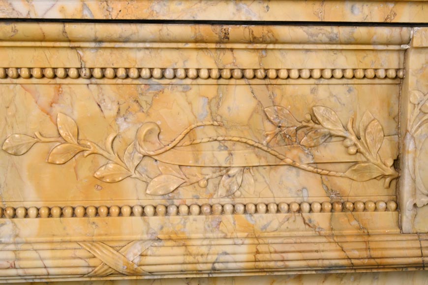 Grande cheminée de style Louis XVI en marbre Jaune de Sienne, au bandeau orné d'une tête d'Apollon et un motif de carquois Grande cheminée de style Louis XVI en marbre Jaune de Sienne, au bandeau orné d'une tête d'Apollon et un motif de carquois-2