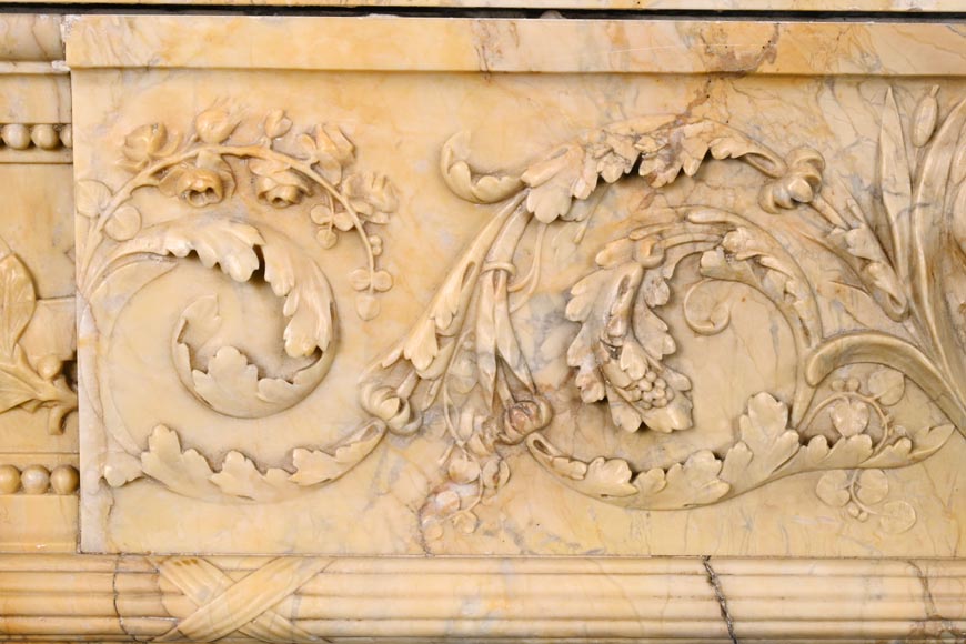 Grande cheminée de style Louis XVI en marbre Jaune de Sienne, au bandeau orné d'une tête d'Apollon et un motif de carquois Grande cheminée de style Louis XVI en marbre Jaune de Sienne, au bandeau orné d'une tête d'Apollon et un motif de carquois-3