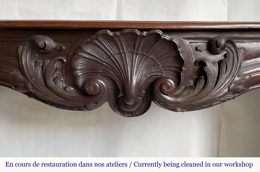 Cheminée en bois de style Louis XV, à la belle coquille Cheminée en bois de style Louis XV, à la belle coquille-1