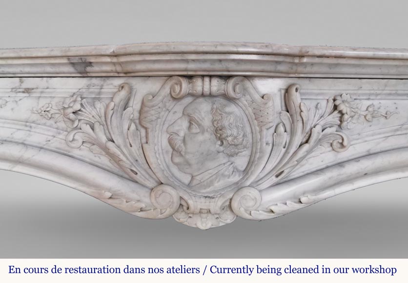 Riche et originale cheminée Napoléon III en marbre de Carrare aux cariatides et profil d'homme Riche et originale cheminée Napoléon III en marbre de Carrare aux cariatides et profil d'homme-1