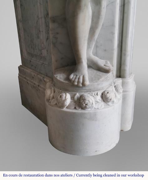 Riche et originale cheminée Napoléon III en marbre de Carrare aux cariatides et profil d'homme Riche et originale cheminée Napoléon III en marbre de Carrare aux cariatides et profil d'homme-8