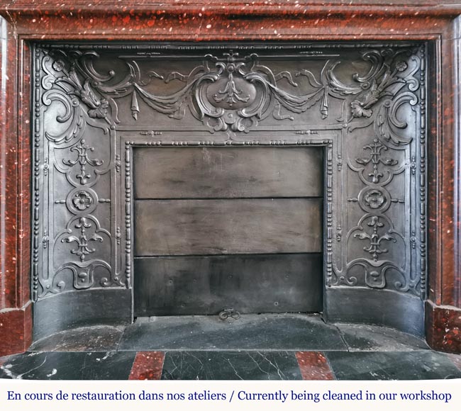 Cheminée Boudin de style Louis XIV en beau marbre Rouge Griotte Cheminée Boudin de style Louis XIV en beau marbre Rouge Griotte-2