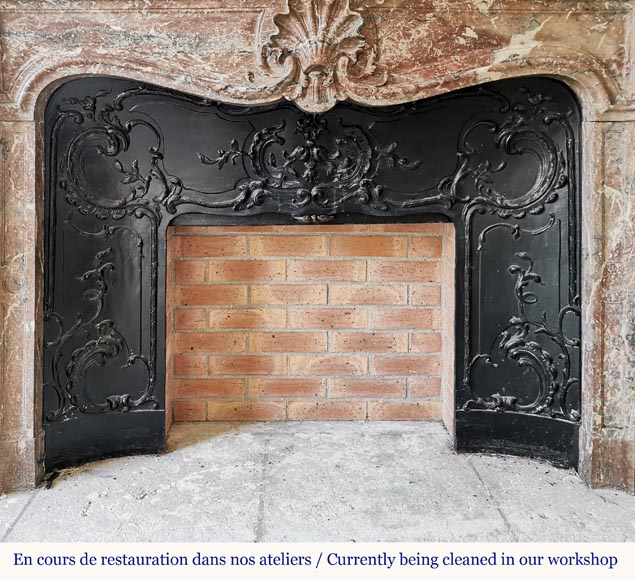 Grande cheminée de style Louis XV aux trois coquilles en marbre Rouge du Nord  Grande cheminée de style Louis XV aux trois coquilles en marbre Rouge du Nord -9