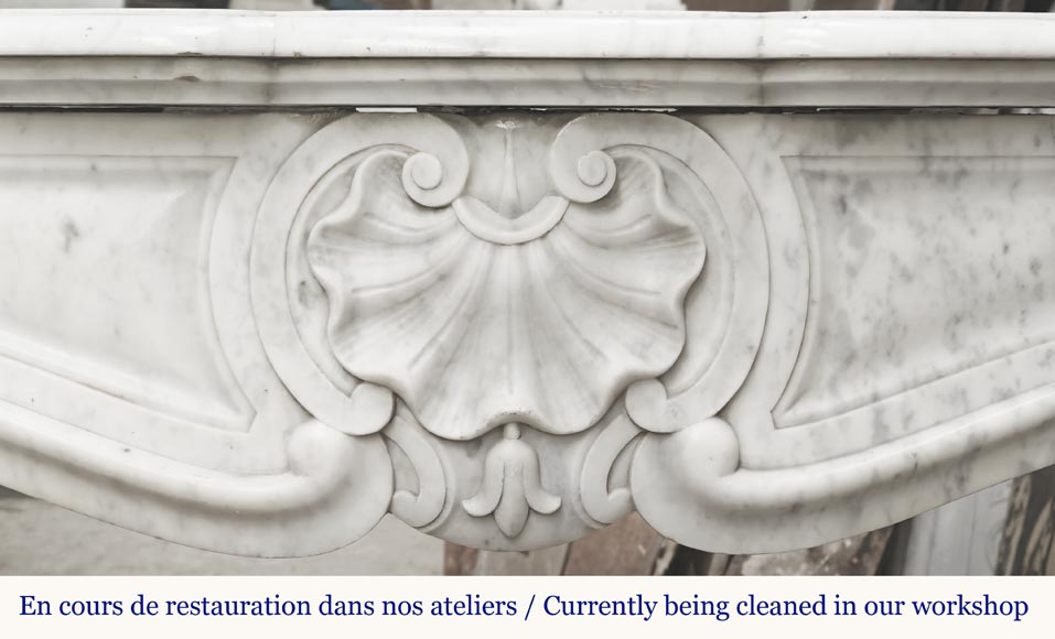 Cheminée de style Louis XV à trois coquilles, en marbre de Carrare Cheminée de style Louis XV à trois coquilles, en marbre de Carrare-1