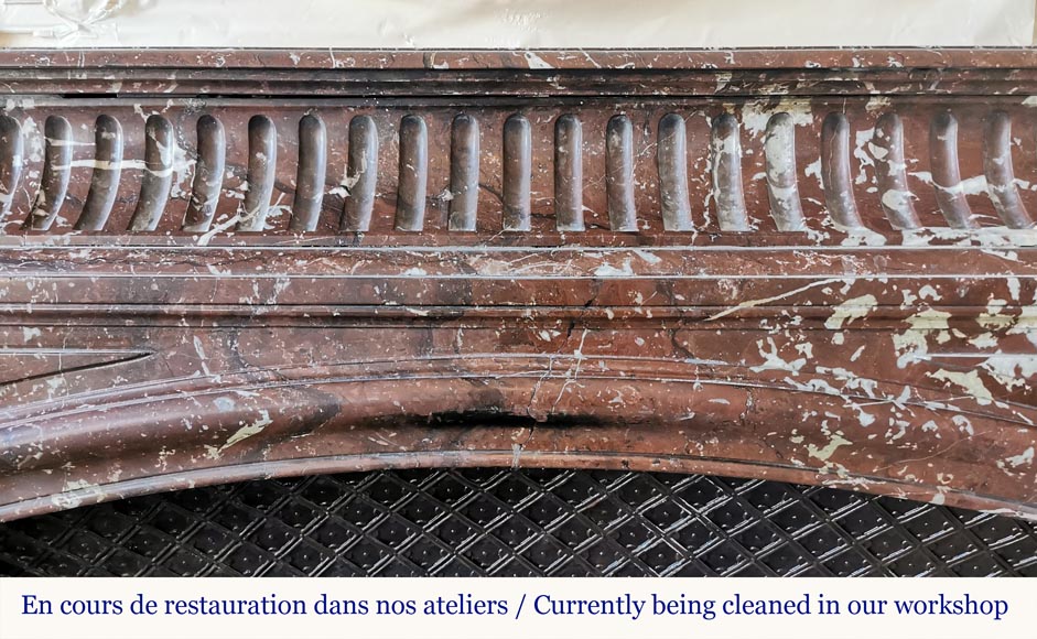 Cheminée de style Louis XIV à acrotère en marbre Rouge du Nord Cheminée de style Louis XIV à acrotère en marbre Rouge du Nord-1