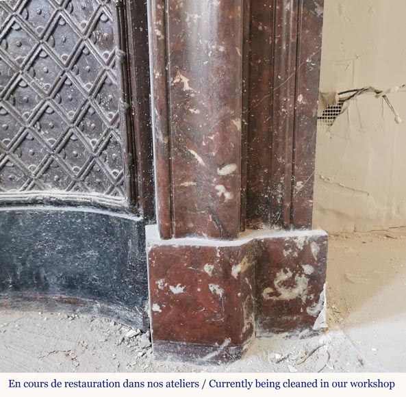 Cheminée de style Louis XIV à acrotère en marbre Rouge du Nord Cheminée de style Louis XIV à acrotère en marbre Rouge du Nord-7