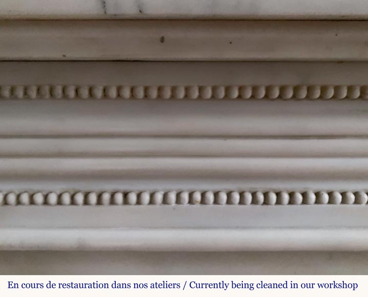 Cheminée de style Louis XVI en marbre de Carrare aux liserés perlés  Cheminée de style Louis XVI en marbre de Carrare aux liserés perlés -1