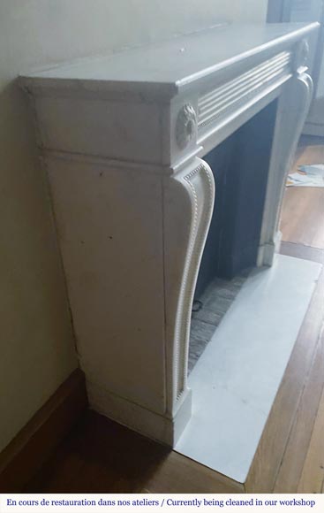 Cheminée de style Louis XVI en marbre de Carrare aux liserés perlés  Cheminée de style Louis XVI en marbre de Carrare aux liserés perlés -2