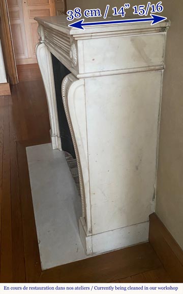 Cheminée de style Louis XVI en marbre de Carrare aux liserés perlés  Cheminée de style Louis XVI en marbre de Carrare aux liserés perlés -4