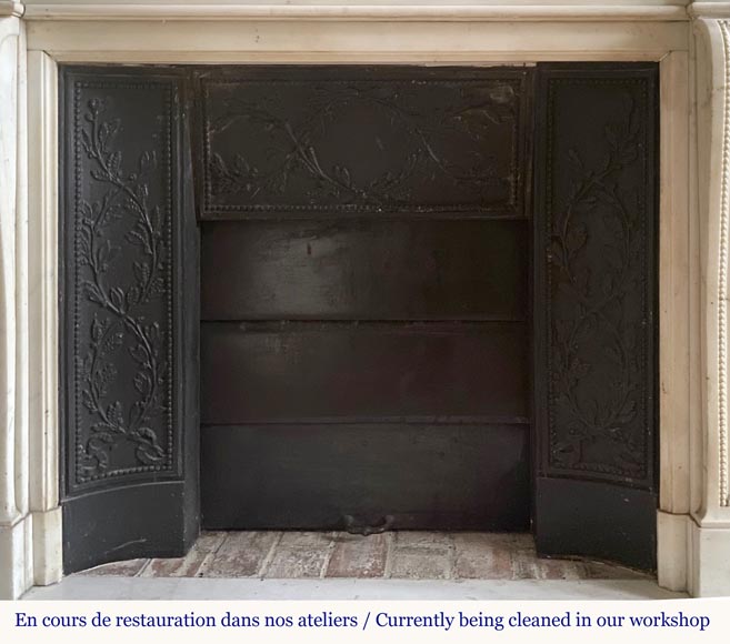 Cheminée de style Louis XVI en marbre de Carrare aux liserés perlés  Cheminée de style Louis XVI en marbre de Carrare aux liserés perlés -7